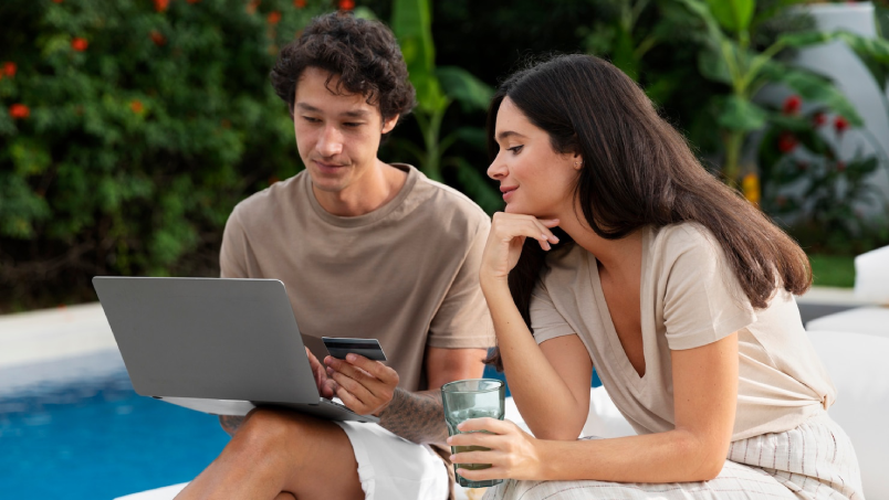 Airbnb vs Website Villa Sendiri